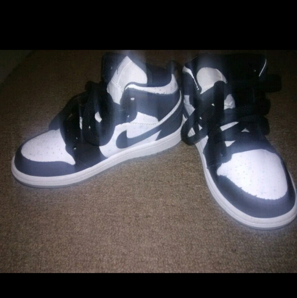 What black glow in the dark green Nike